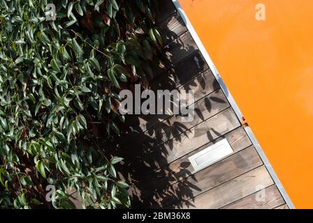 1B Modern Contemporary House Orange Blue Doors Balkon Liverpool Street Hackney Shoreditch East London City Stockfoto