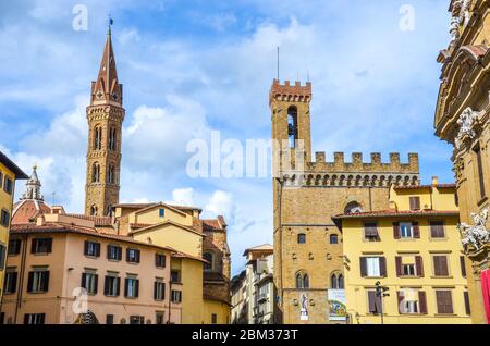 Florenz, Toskana, Italien - 31. März 2018: Der Turm der Badia Fiorentina und das Nationalmuseum von Bargello im historischen Zentrum der schönen italienischen Stadt. Horizontales Foto. Stockfoto