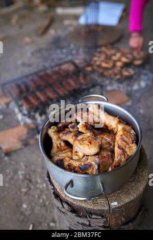 Rind- und Schweinefleisch Steak mit Fleischbrötchen und gebratenen Pilzen Stockfoto
