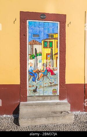 Funchal, Portugal - 10. November 2019: Bemalte Türen auf der Straße Rua D.Carlos I als Teil des Projekts "Kunst der offenen Türen", das sensitiz bestimmt Stockfoto