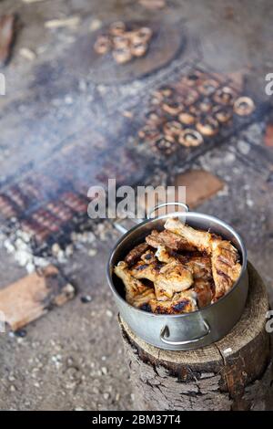 Rind- und Schweinefleisch Steak mit Fleischbrötchen und gebratenen Pilzen Stockfoto