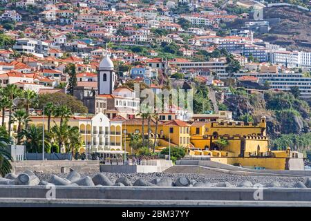 Funchal, Portugal - 10. November 2019: Historisches Zentrum (Zona Velha) mit der Uferpromenade der Bucht von Funchal, Fort von Sao Tiago, dem Turm der Bar Stockfoto