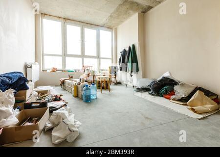 Material für Reparaturen in einer Wohnung ist im Bau, Umbau, Umbau und Renovierung. Wände aus Gipskartonplatten oder Trockenbau. Stockfoto