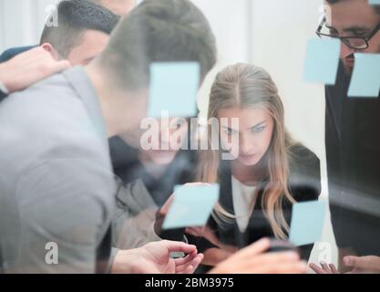 Junge Mitarbeiter diskutieren über stickige Häschen. Geschäftskonzept Stockfoto
