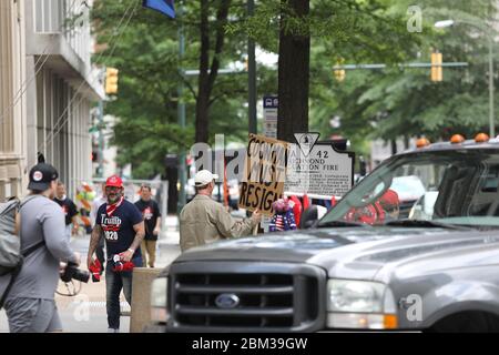 Richmond, Virginia, USA. Mai 2020. Am 6. Mai versammelten sich Menschen im Virginia State Capitol, um gegen die Regierung zu protestieren. Northams „Stay-at-Home“-Bestellungen. Stockfoto