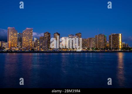 Nachtsicht auf die Skyline von Honolulu zur blauen Stunde, Oahu, Hawaii Stockfoto