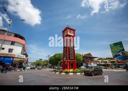 Malaysia, 6. Mai 2020 - Tuaran Uhrturm Wahrzeichen. Tuaran ist unter beliebten Ziel in Sabah Borneo für seinen einzigartigen Sonntagsmarkt (Tamu Tuaran).A Stockfoto