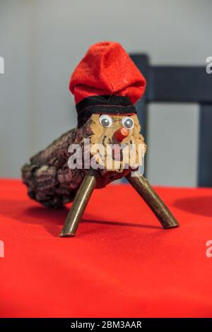 Holzspielzeug, Tió de Nadal, auf Tisch mit rotem Handtuch, Barcelona, Spanien Stockfoto