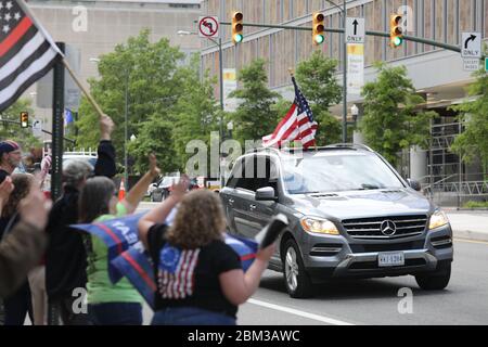 Richmond, Virginia, USA. Mai 2020. Am 6. Mai versammelten sich Menschen im Virginia State Capitol, um gegen die Regierung zu protestieren. Northams „Stay-at-Home“-Bestellungen. Stockfoto