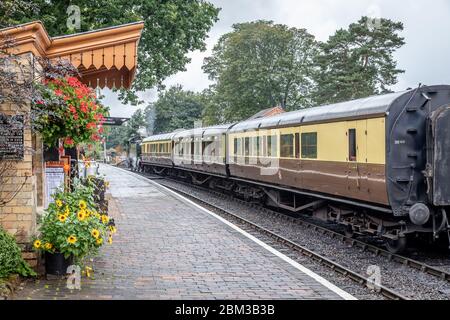 BR 2-6-2T '41xx' No. 4144 wartet in Arley auf der Severn Valley Railway während ihrer Herbst-Dampfgala Stockfoto