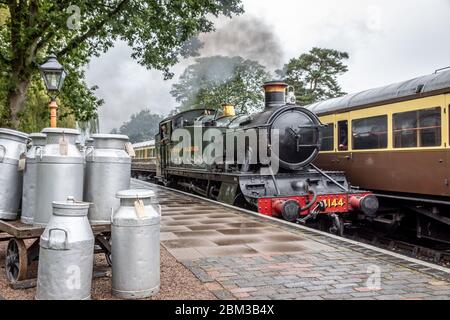 GWR 2-6-2T '41xx' Nr. 4144 fährt während der Autumn Steam Gala mit der Severn Valley Railway in Arley um den Zug Stockfoto