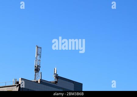 Telekommunikation (5G,4G) Post mit Kopierraum. Mobilfunknetz. Signalling Station. Entwicklung der Kommunikation in der Stadt. Technologie Stockfoto