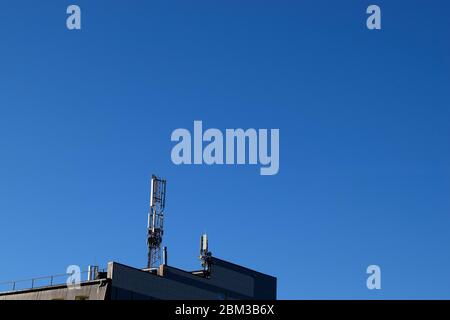 Die Antenne der Basisstation des GSM-Mobilfunkbetreibers. Telekommunikationsmast (Mast) des Mobilfunkbetreibers. 4G – 5G. Stockfoto