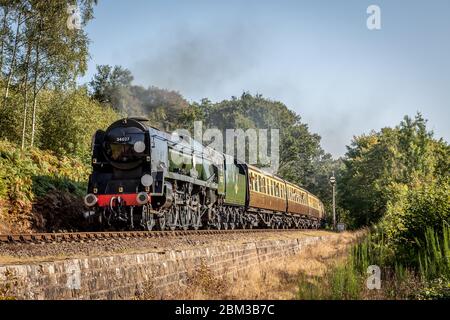 BR 4-6-2 'West Country' Nr. 34027 'Taw Valley' passiert Northwood Lane mit der Severn Valley Railway während ihrer Herbst Steam Gala Stockfoto