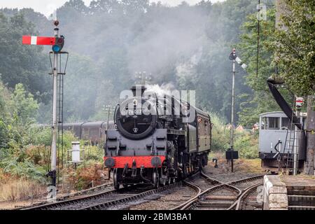 BR 2-6-0 '4MT' Nr. 76017 kommt in Highley auf der Severn Valley Railway während ihrer Herbst-Dampfgala an Stockfoto