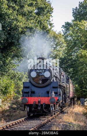 BR 2-6-0 '4MT' Nr. 76017 fährt während der Herbst-Dampfgala mit der Severn Valley Railway an der Northwood Lane vorbei Stockfoto