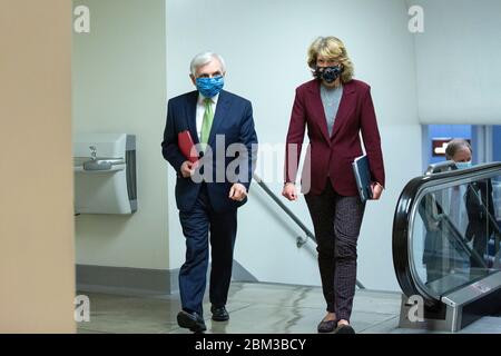 Der US-Senator Jack Reed (Demokrat von Rhode Island) und die US-Senatorin Lisa Murkowski (Republikaner von Alaska) gehen am Mittwoch, den 6. Mai 2020, durch die Senatsbahn am Kapitol der Vereinigten Staaten in Washington, DC, USA. Quelle: Stefani Reynolds/CNP/MediaPunch Stockfoto