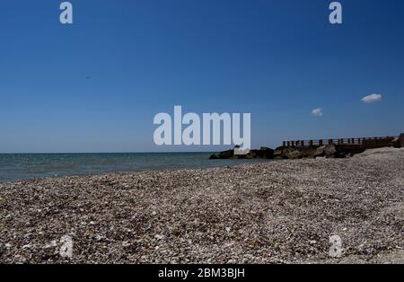 Pier und Felsen. Meer Piercing mit einem Steg mit Geländer aus Holz ausgestattet. Blauer Himmel und Meer Stockfoto