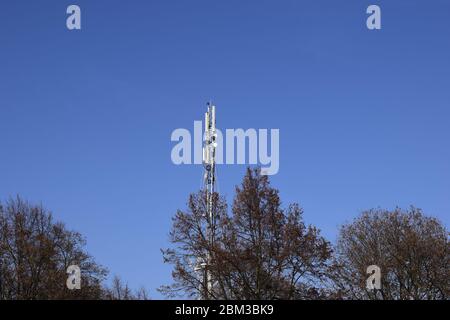 Telekommunikation Turm von 4G und 5G-Mobilfunk. Basisstation oder Base Transceiver Station. Drahtlose Kommunikation Antenne Sender. Telekommunikation Stockfoto