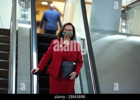 Senator deb Fischer (Republikaner von Nebraska) der Vereinigten Staaten geht am Mittwoch, den 6. Mai 2020, durch die Subway des Senats im Kapitol der Vereinigten Staaten in Washington, DC, USA. Quelle: Stefani Reynolds/CNP/MediaPunch Stockfoto