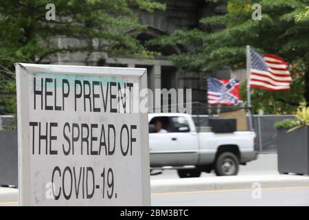 Richmond, Virginia, USA. Mai 2020. Am 6. Mai versammelten sich Menschen im Virginia State Capitol, um gegen die Regierung zu protestieren. Northams „Stay-at-Home“-Bestellungen. Stockfoto