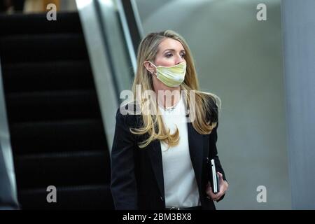 US-Senatorin Kelly Loeffler (Republikaner von Georgia) geht am Mittwoch, den 6. Mai 2020, durch die Senatsbahn am Kapitol der Vereinigten Staaten in Washington, DC, USA. Quelle: Stefani Reynolds/CNP/MediaPunch Stockfoto