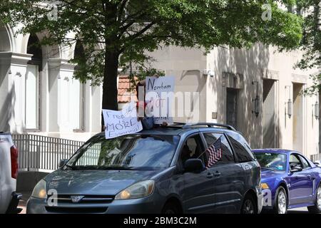 Richmond, Virginia, USA. Mai 2020. Am 6. Mai versammelten sich Menschen im Virginia State Capitol, um gegen die Regierung zu protestieren. Northams „Stay-at-Home“-Bestellungen. Stockfoto