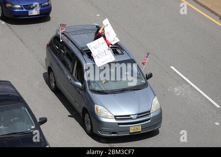 Richmond, Virginia, USA. Mai 2020. Am 6. Mai versammelten sich Menschen im Virginia State Capitol, um gegen die Regierung zu protestieren. Northams „Stay-at-Home“-Bestellungen. Stockfoto