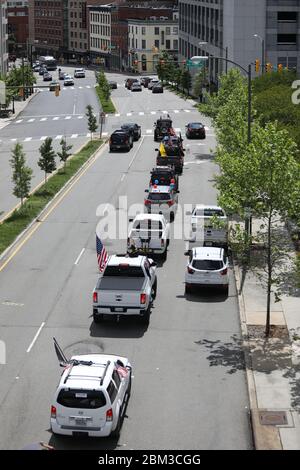 Richmond, Virginia, USA. Mai 2020. Am 6. Mai versammelten sich Menschen im Virginia State Capitol, um gegen die Regierung zu protestieren. Northams „Stay-at-Home“-Bestellungen. Stockfoto