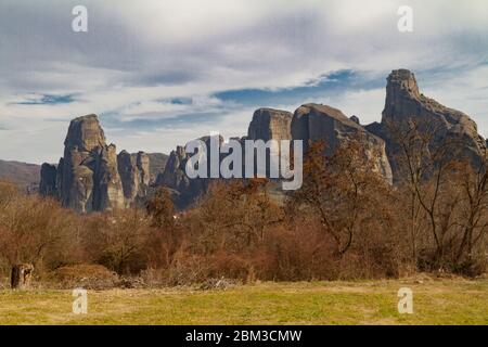 Meteora in Griechenland. Riesiger Felsen in einer einzigartigen Aussicht. Ein Foto von der Straße in einem bewölkten Wintermorgen. Klare Sichttiefe bei 37 mm Stockfoto