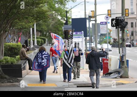 Richmond, Virginia, USA. Mai 2020. Am 6. Mai versammelten sich Menschen im Virginia State Capitol, um gegen die Regierung zu protestieren. Northams „Stay-at-Home“-Bestellungen. Stockfoto