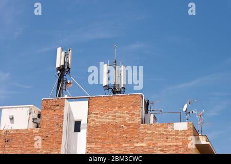 Telekommunikation Funkzellantennen auf dem Dach eines Wohngebäudes. 5g Hochgeschwindigkeits-Internet-Sender. Stockfoto