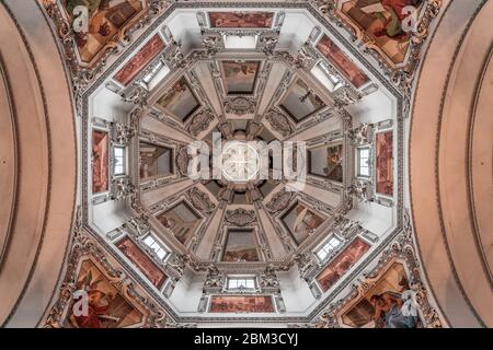 Feb 4, 2020 - Salzburg, Österreich: Blick von oben auf die Kuppeldecke mit Wandbild im Salzburger Dom Stockfoto