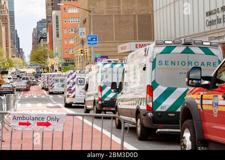Krankenwagen stehen vor einer Notaufnahme des NYC Krankenhauses und warten auf die nächste Anrufspitze Stockfoto