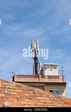 Telekommunikation Funkzellantennen auf dem Dach eines Wohngebäudes. 5g Hochgeschwindigkeits-Internet-Sender. Stockfoto
