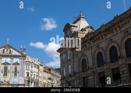 Blick auf die Kirche des Heiligen Antonius (Igreja de Santo Antonio dos Congregados). Eine Straße mit Autoverkehr und Menschen zu Fuß in der Nähe von Sao Bento Station Stockfoto