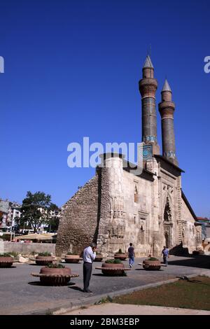 Das Doppelminarett Madrasa in Sivas ist ein 750 Jahre altes Werk Stockfoto