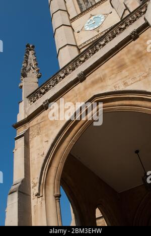 Neugotische Architektur Religiöses Bad Stone Detail St Luke's & Christ Church, Sydney Street, London, SW3 6NH von James Savage Stockfoto