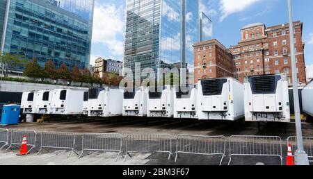 Kühltrucks, die im NYC Büro für medizinische Prüfer hinter dem Bellevue Krankenhaus für die überwältigende Menge an Todesfällen geparkt wurden Stockfoto