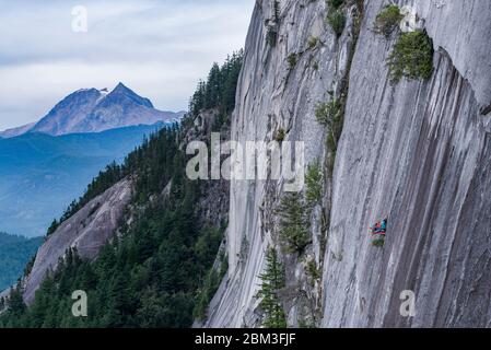 Zwei Männer hängen am Portaledge auf dem Squamish Chief mit Garibaldi Stockfoto