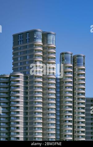 London, UK - 06 May 2020: Moderner Apartmentkomplex mit Gebäuden verschiedener Höhe mit Balkonen Stockfoto