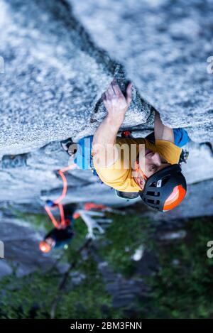 Mann führen Rock Klettern Trad auf Granit Squamish Stawamus Chief Stockfoto