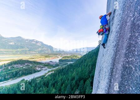 Mann führen Klettern Granit Squamish mit Blick im Hintergrund des Tales Stockfoto