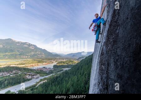 Mann führen Klettern Granit Squamish mit Blick im Hintergrund des Tales Stockfoto