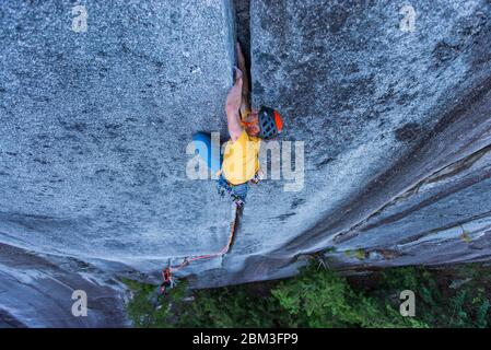 Mann führen Klettern aus breiten Granit klettern in Squamish Kanada V. CHR. Stockfoto