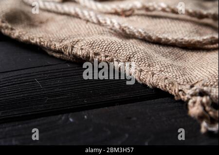 Garn und Schleimfaden auf schwarzem Holzhintergrund, Stillleben, Textur Stockfoto