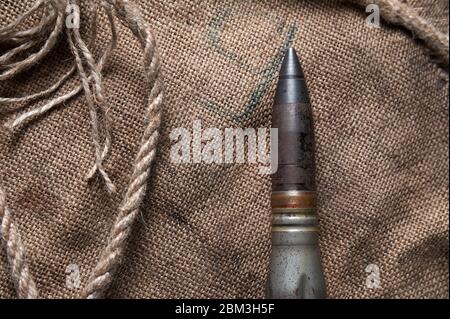 Schwere Patrone auf schwarzem Holzgrund mit Garn und Bläschen, Stillleben Stockfoto