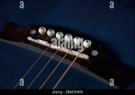 Gitarrenhals mit Saiten Nahaufnahme auf schwarzem Holzhintergrund, Stillleben Stockfoto