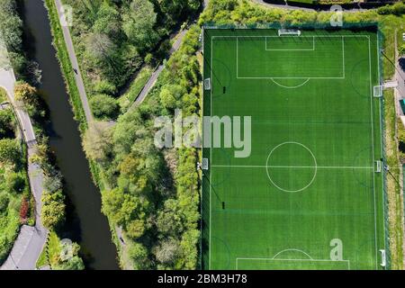 Luftaufnahme von Fußballplatz und Kanal über der Drohne Stockfoto