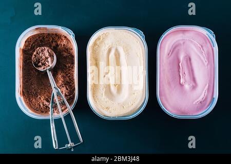 Eisbecher mit Schokolade, Vanille und Erdbeeren. Um neapolitanisches Eis bereit zu essen an einem heißen Sommertag oder als leckeres Dessert vorzubereiten. Stockfoto